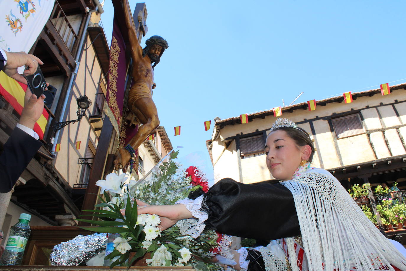 San Esteban de la Sierra luce con esplendor en el día del Cristo