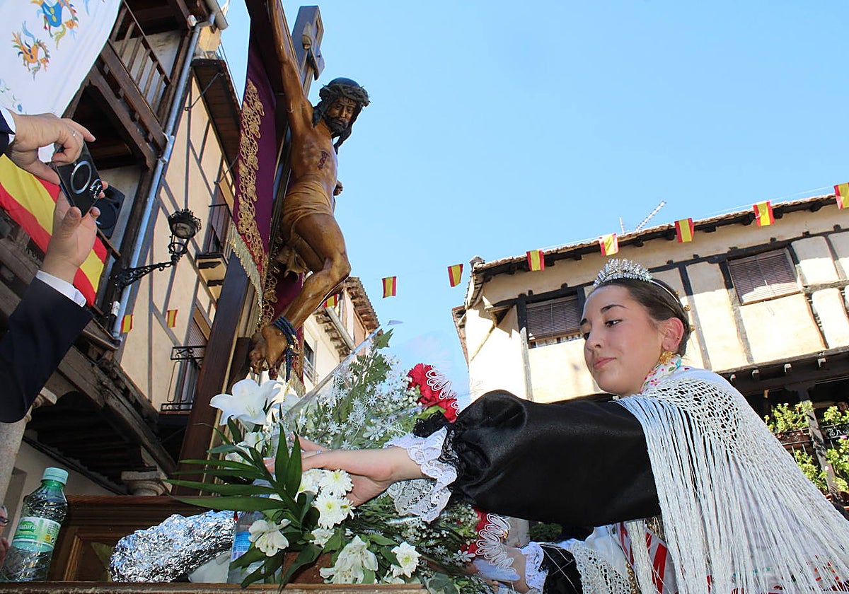 San Esteban de la Sierra luce con esplendor en el día del Cristo