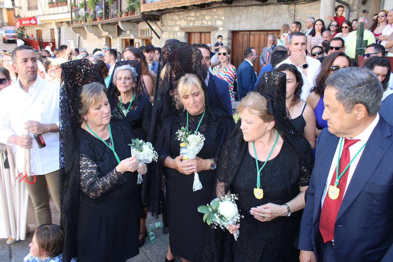 San Esteban de la Sierra luce con esplendor en el día del Cristo