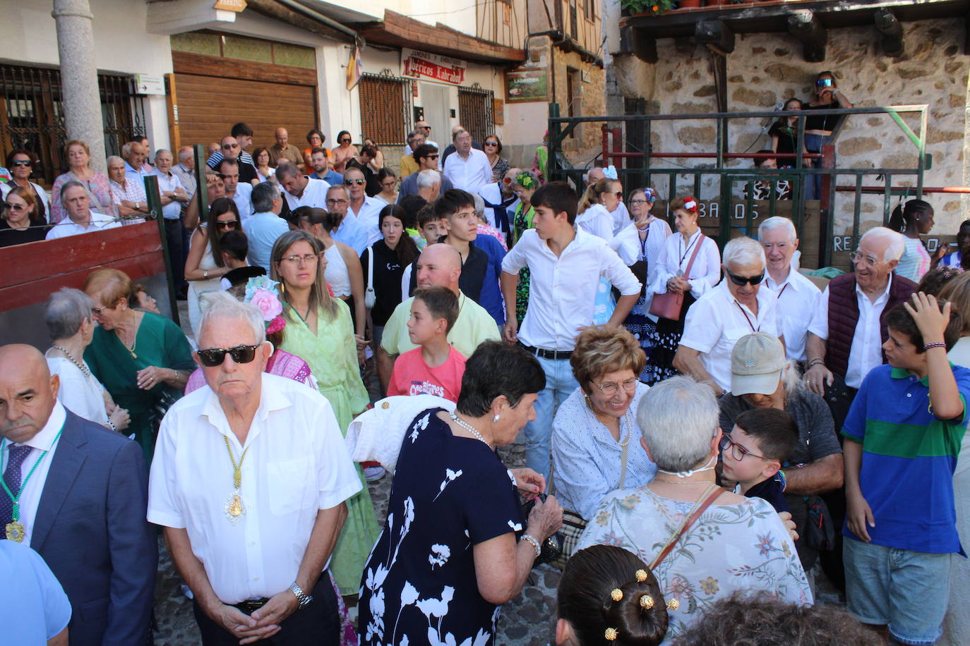 San Esteban de la Sierra luce con esplendor en el día del Cristo