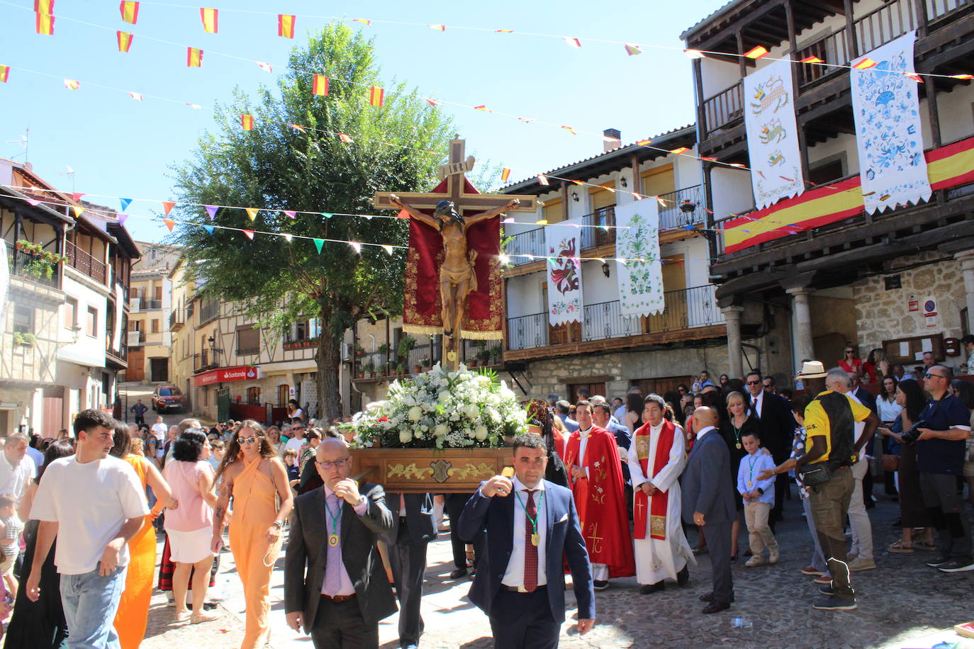 San Esteban de la Sierra luce con esplendor en el día del Cristo