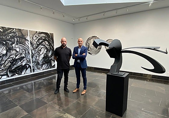 El artista, Daniel Martín, y el concejal de Turismo de Santa Marta, Juan Carlos Buenos, en la nueva exposición de la Sala Tragaluz.