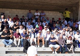 Aficionados en la tribuna principal de Las Pistas