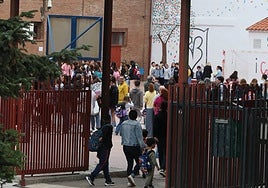 Alumnos y padres a la entrada de un centro de Salamanca el día de la vuelta al cole.