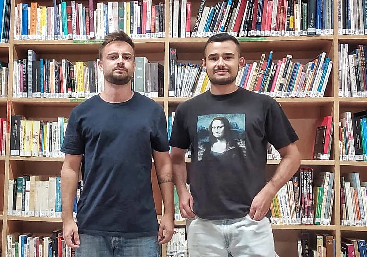 Guzmán García, graduado en Sociología, y Manuel de Castro, estudiante de doble grado de Información y Documentación y en Historia, en Juzbado.