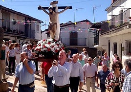 Los fieles de Cantagallo quisieron cumplir de nuevo con el Cristo de las Batallas y cargaron con la imagen