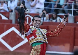 Emilo de Justo con el rabo simbólico obtenido tras el indulto de Buscasuerte.