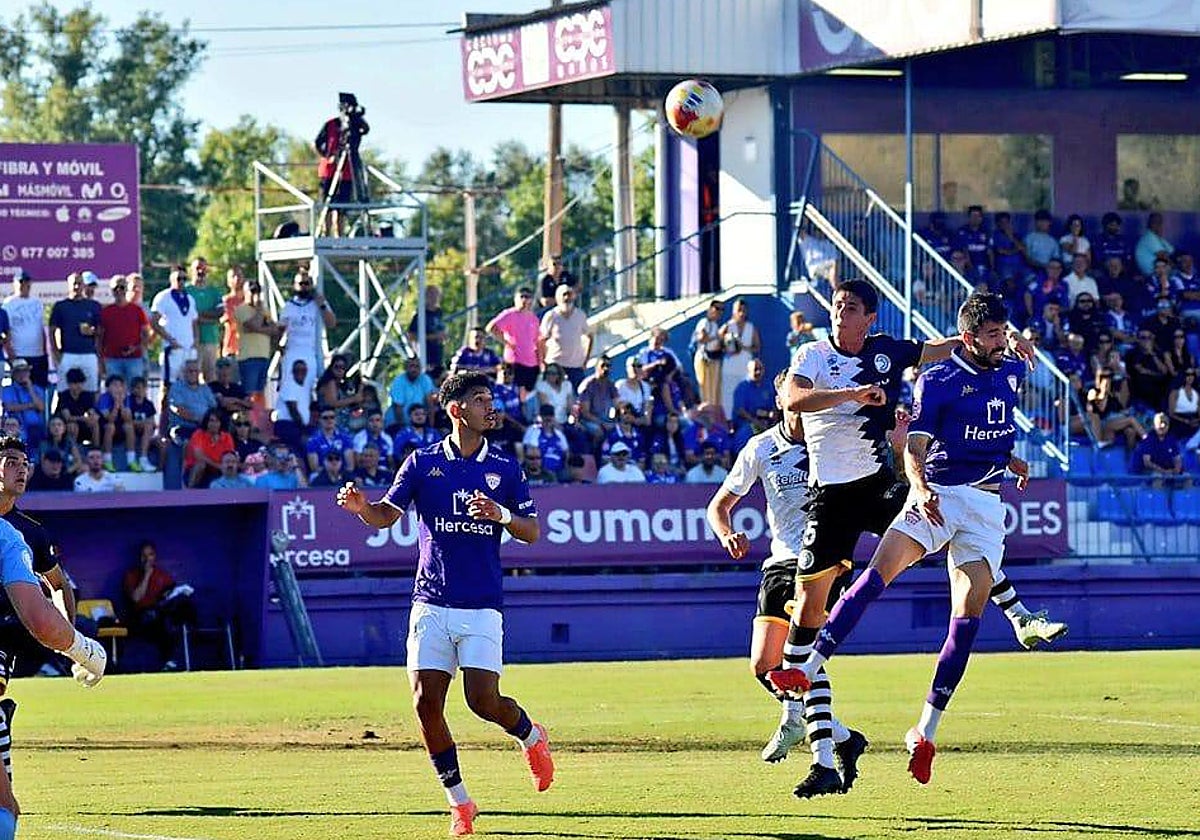 Farru trata de cabecear una jugada a balón parado a favor de Unionistas.