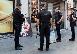 La Policía Nacional recoge la bombona de butano.