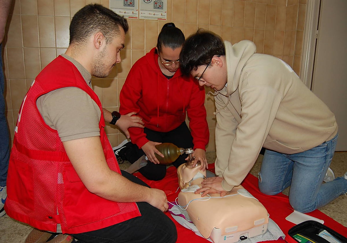 Imagen de un curso de formación en primeros auxilios.