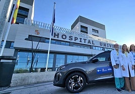 Integrantes de la nueva unidad, junto al vehículo que usarán para desplazarse a los domicilios.