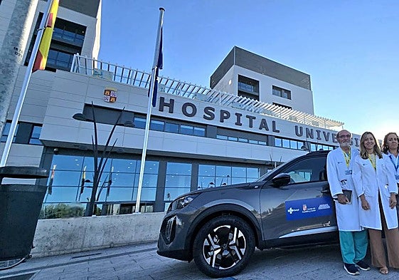 Integrantes de la nueva unidad, junto al vehículo que usarán para desplazarse a los domicilios.