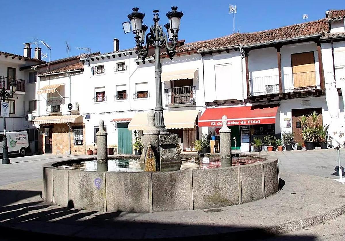 Una imagen de la plaza del pueblo.