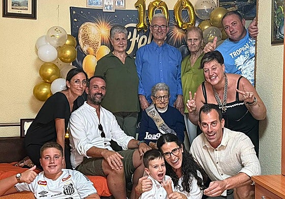 Joaquina Melchor Sánchez celebra su centenario en familia.