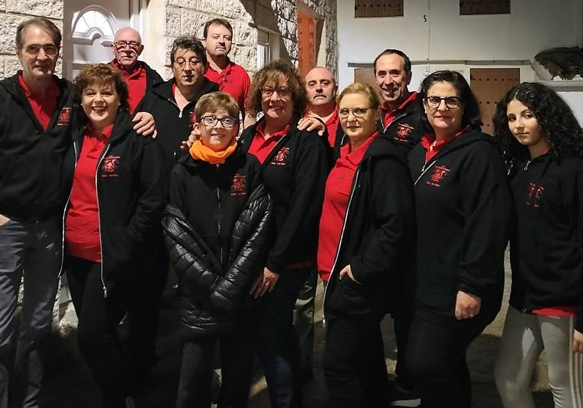 Todos los integrantes de la peña El Chiringito posando junto al local.