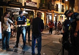 Un control policial en las Ferias de Salamanca días atrás.