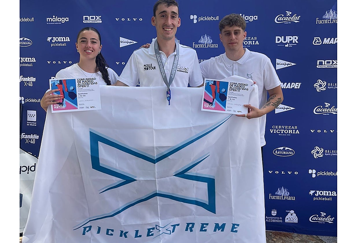 Samuel Herrera posa junto a Carla y Daniel, también medallistas en el torneo.