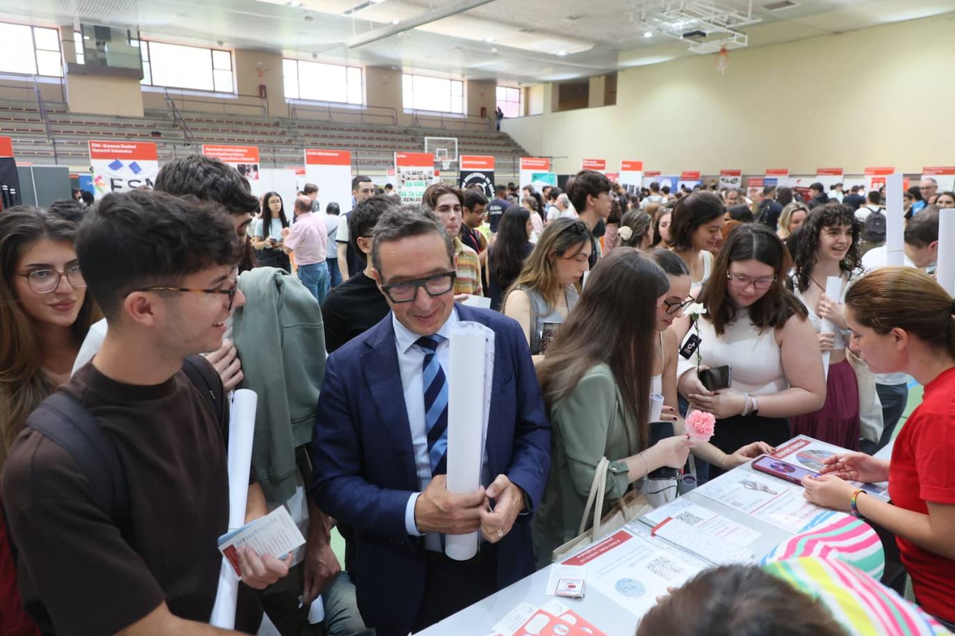 Pistoletazo de salida al curso: gran ambiente en la Feria de Bienvenida de la Universidad