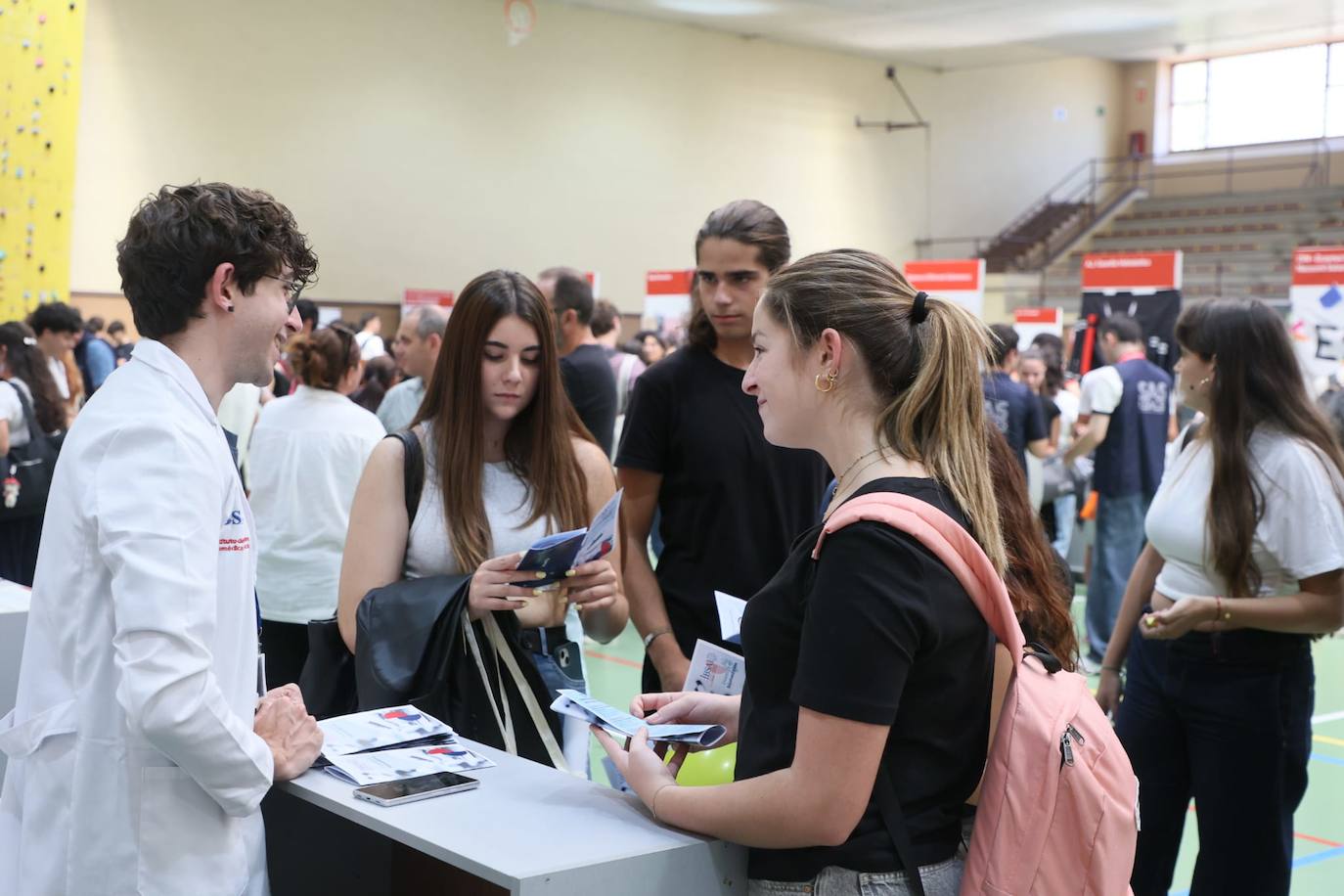 Pistoletazo de salida al curso: gran ambiente en la Feria de Bienvenida de la Universidad