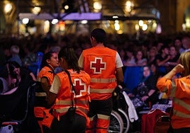 Equipos de Socorros y Emergencias de Cruz Roja durante el concierto de Europe en la Plaza Mayor.