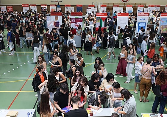 Pistoletazo de salida al curso: gran ambiente en la Feria de Bienvenida de la Universidad