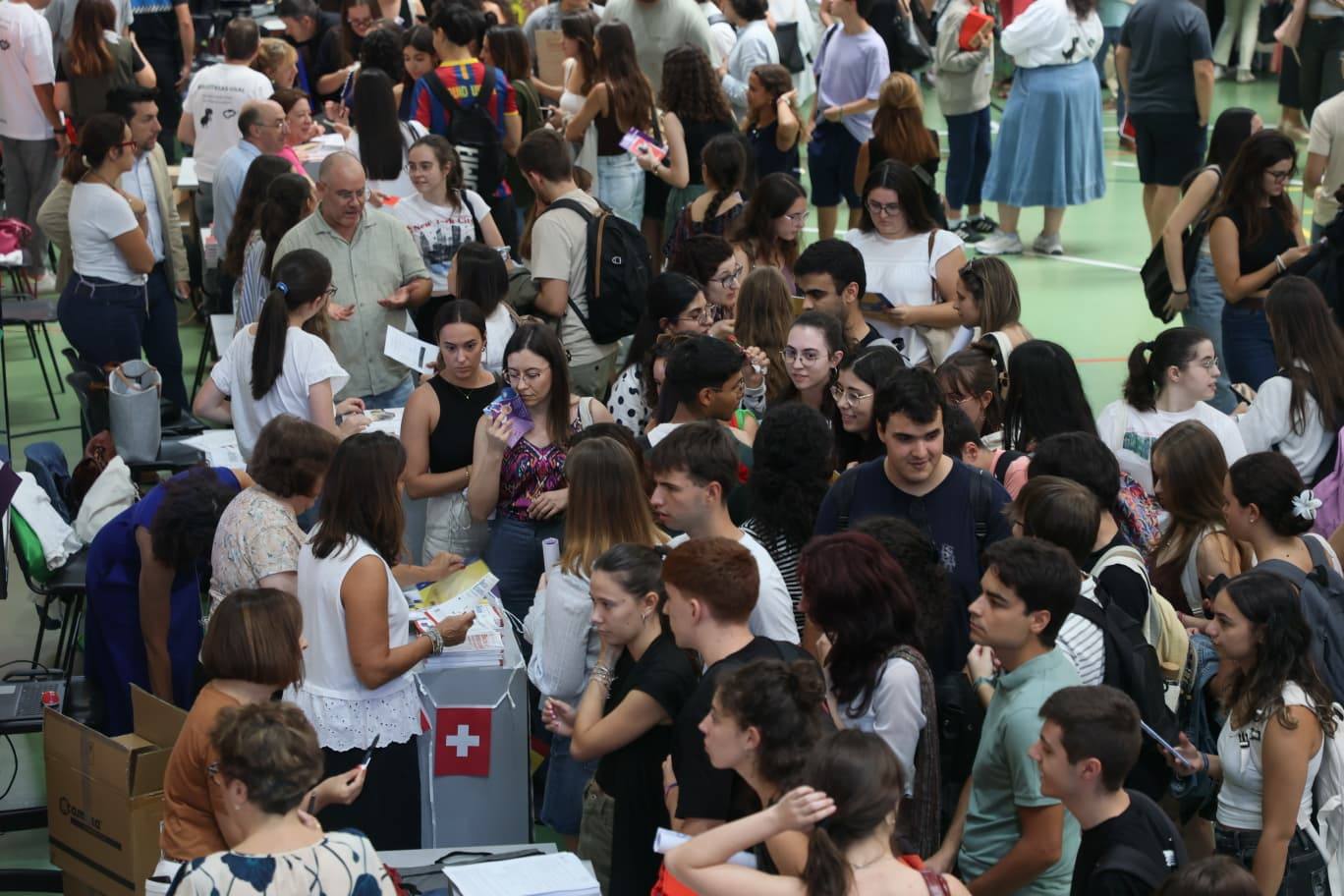 Pistoletazo de salida al curso: gran ambiente en la Feria de Bienvenida de la Universidad