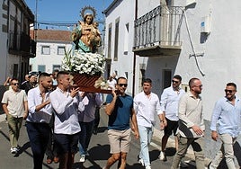 Imagen de la procesión con la imagen de la Virgen.