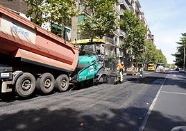 Obras de asfaltado en el paseo de Torres Villarroel.