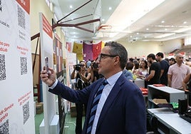 El rector, en la feria de bienvenida.