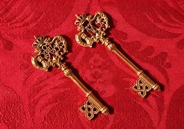 La llave real de Alfonso XIII junto a la nueva enviada a Felipe VI por la Orden del Carmelo.