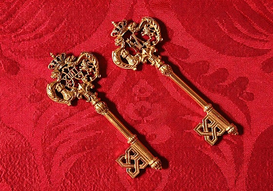 La llave real de Alfonso XIII junto a la nueva enviada a Felipe VI por la Orden del Carmelo.