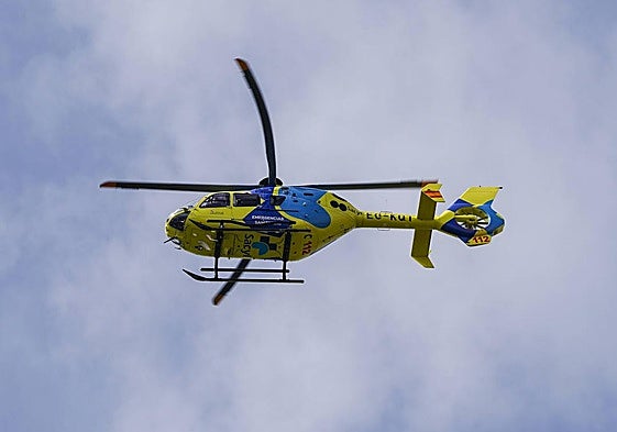 Imagen de un helicóptero del Sacyl.