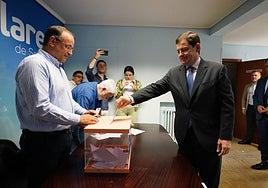 Imagen de Alfonso Fernández Mañueco votando.