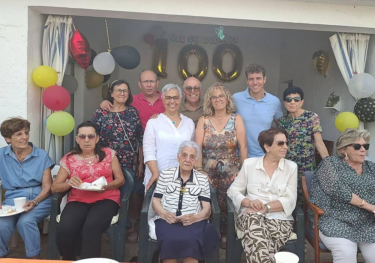 Imagen principal - Las 100 velas de Transi con una memoria prodigiosa: «Cose, borda, lee novelas...»