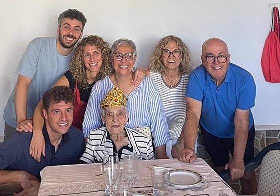 María del Tránsito con sus seres queridos.