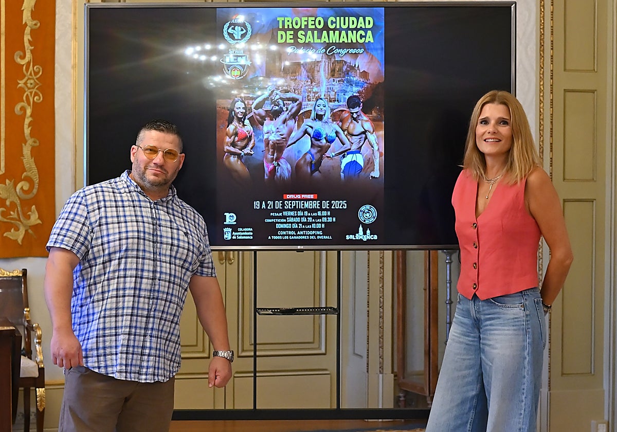 Almudena Parres, con un miembro de la organización en la presentación.