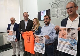 Carol, madre de Javi, acompañada por las autoridades antes de la presentación.