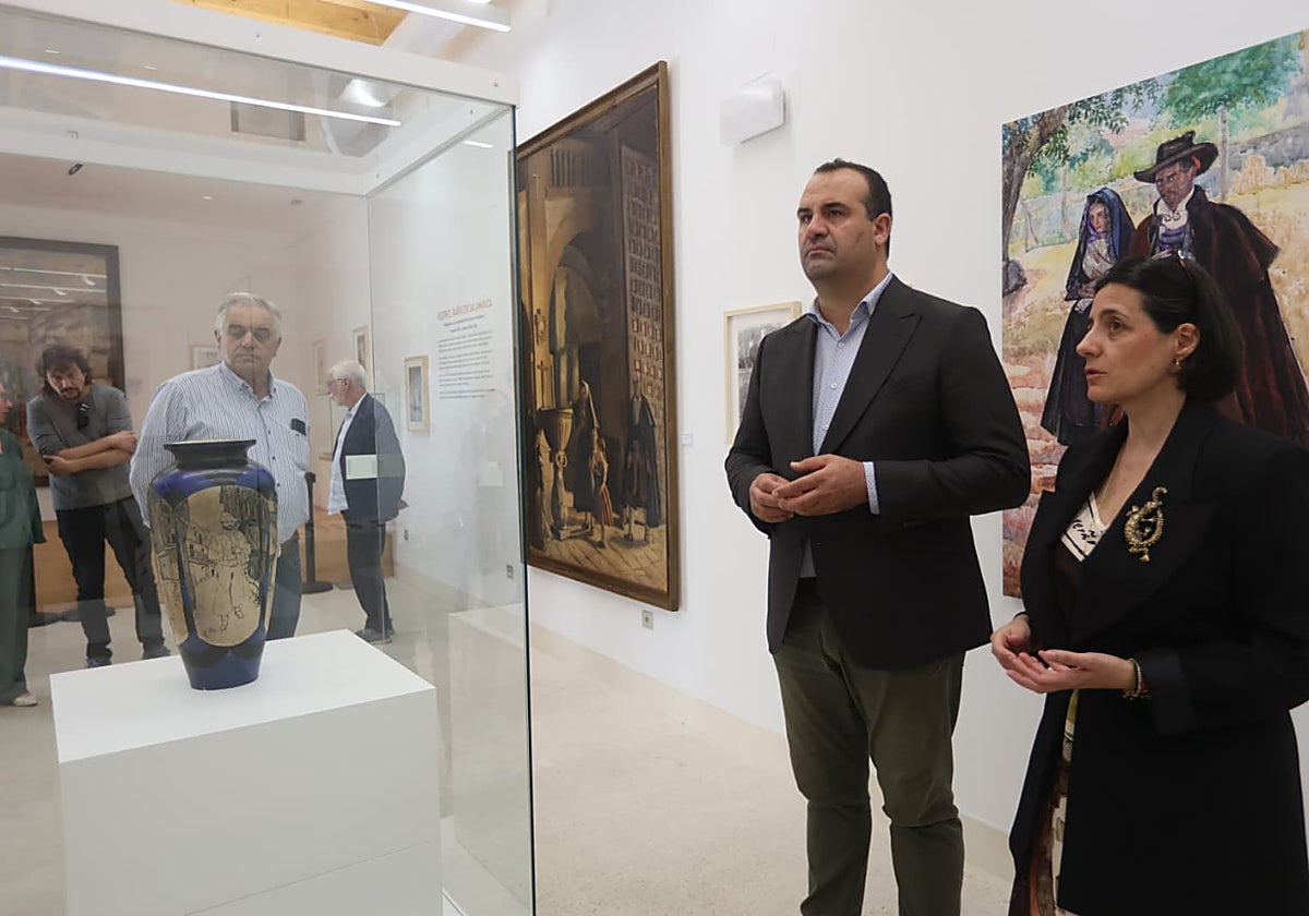 El diputado, David Mingo, junto a la comisaria, Beatríz Sánchez.