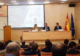 La fiscal jefa antidroga, Rosa Ana Morán; el rector de la Universidad, Juan Manuel Corchado y el fiscal jefe provincial, Juan José Pereña.