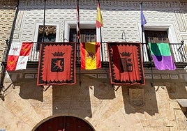 Banderas en la fachada de la Cámara de Comercio de Salamanca, este miércoles.