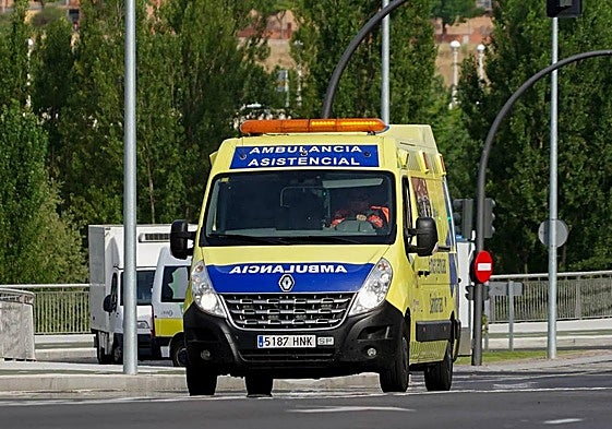 Una ambulancia en carretera en una foto de archivo.