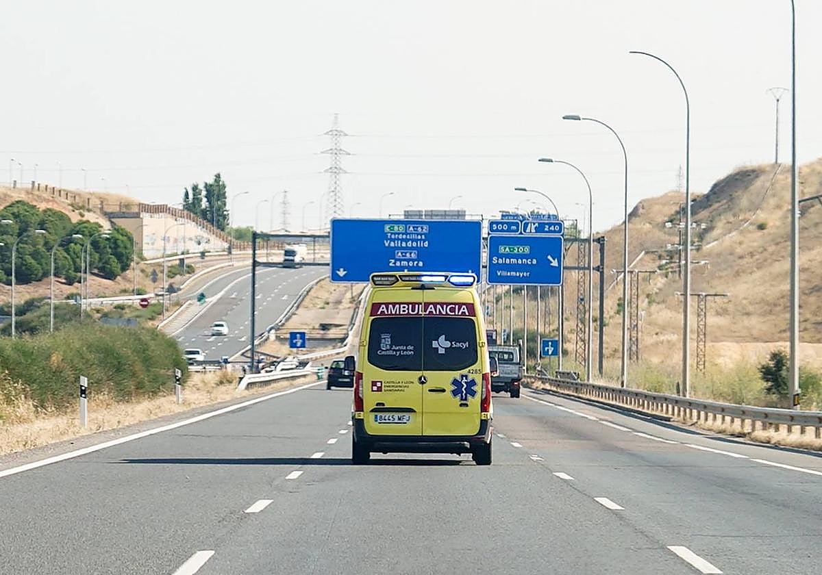 Una ambulancia del Servicio de Emergencias de Castilla y León, circulando por una autovía.