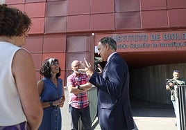 Olga Calvo y Carlos García Carbayo, en la visita.