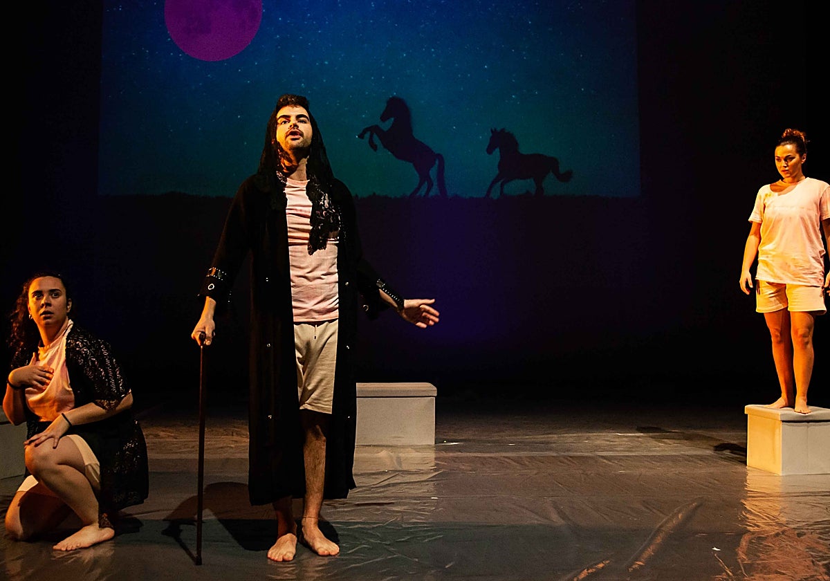 Carmen Calleja, Javier López y Silvia Pelayo, en un momento de la representación 'Columpios Descalzos. Una panorámica del suicidio', de Turneo Teatro.