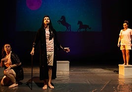 Carmen Calleja, Javier López y Silvia Pelayo, en un momento de la representación 'Columpios Descalzos. Una panorámica del suicidio', de Turneo Teatro.