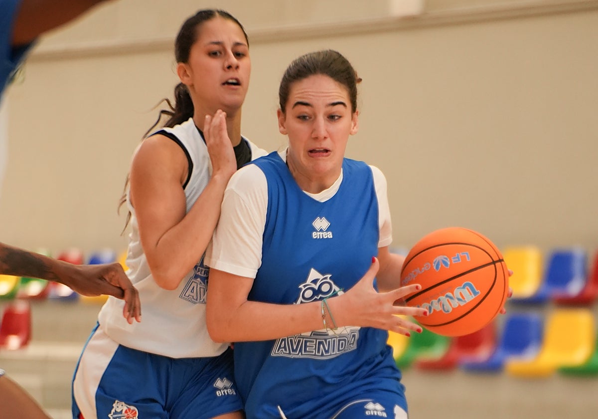 Iyana Martín, durante un entrenamiento, junto a Claudia Soriano.