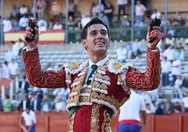 Ismael Martín, con las dos orejas que cortó a su primer toro el pasado sábado en La Glorieta.