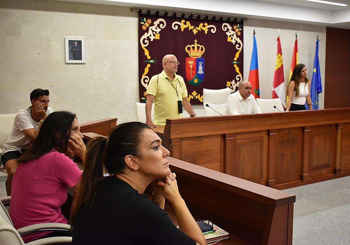 Parte del equipo de Gobierno de Villares de la Reina escuchando a los vecinos tras finalizar el pleno.