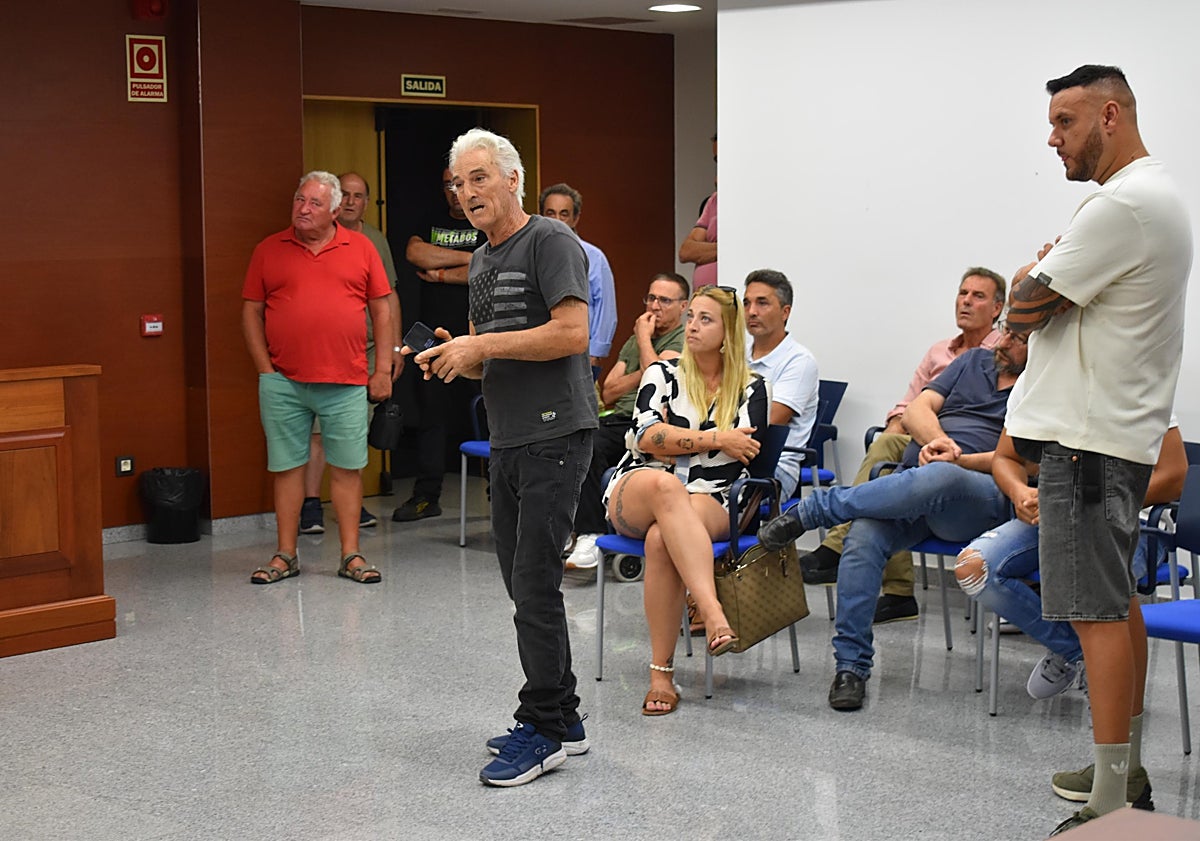 Imagen principal - Villares de la Reina rendirá homenaje a la Guardia Civil con una escultura que inaugurará el 9 de octubre