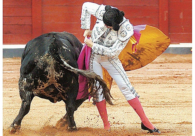 Media verónica de Morante enroscándose el toro a la cintura.